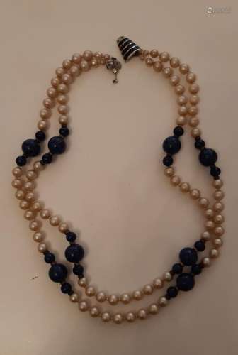 (J) Un collier de perles et perles de lapis lazuli (usé)