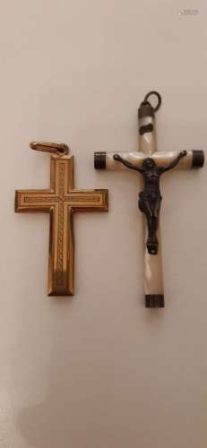 Crucifix en nacre et bronzeH. 8 cm Crucifix en or jaune Poid...