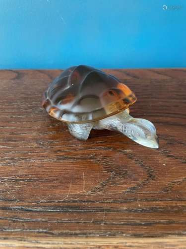 LALIQUE, France,Tortue presse-papier en cristal blanc et fum...