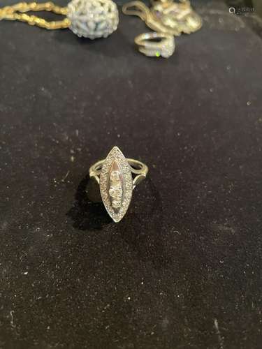 Bague navette en or gris et diamants. Poids brut : 7,57 g. T...