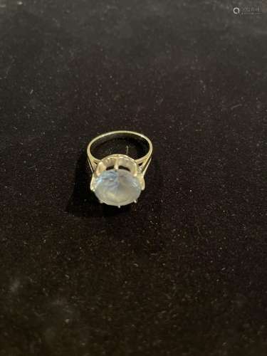 Bague en or gris ornée d'une pierre bleue. Poids brut : ...