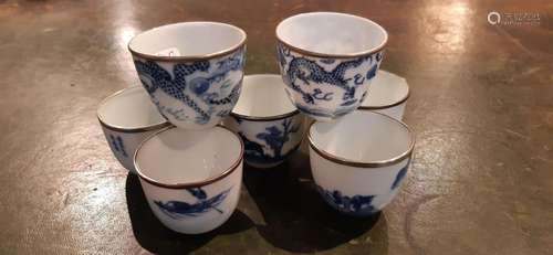 Sept petites tasses à thé en porcelaine bleu blanc cerclées ...