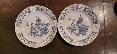 Paire d'assiette en porcelaine émaillée bleu blanc et or...