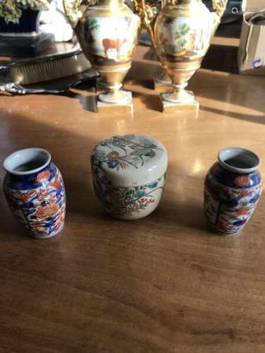 Deux petits vases en porcelaine à décor de type Imari, et un...