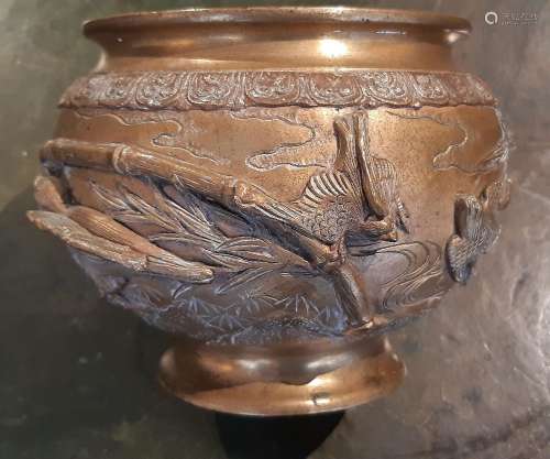 Vase bas en bronze à décor en haut relief d'oiseaux perc...