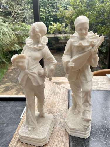 Deux statuettes en albâtre figurant Pierrot et Colombine.Ver...