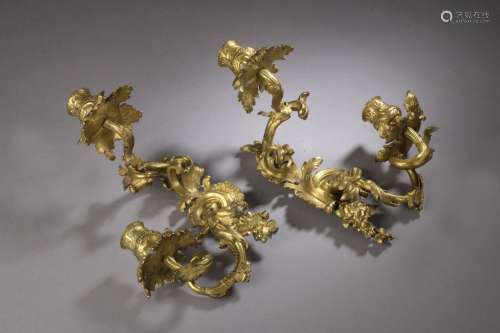 Paire d'appliques en bronze doré à deux lumières asymétr...