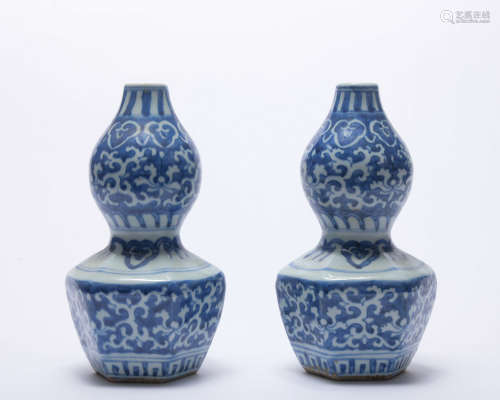A pair of blue and white 'floral' gourd-shaped vase