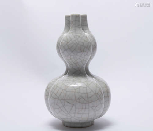 A Ge glazed gourd-shaped vase