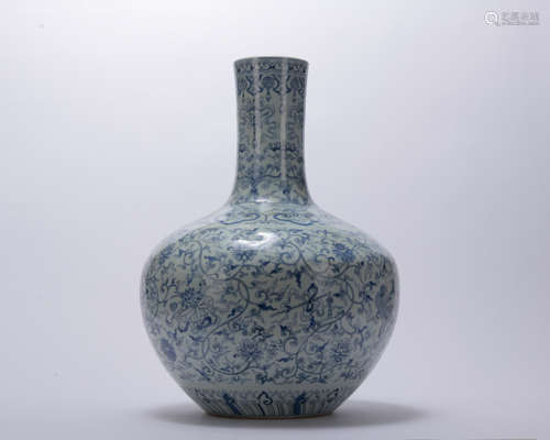 A blue and white 'lotus' globular vase