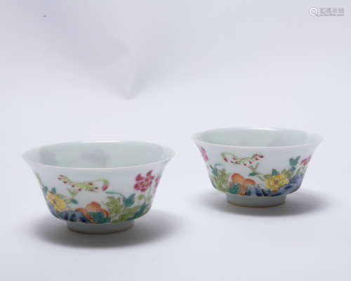 A pair of Wu cai 'floral' cup