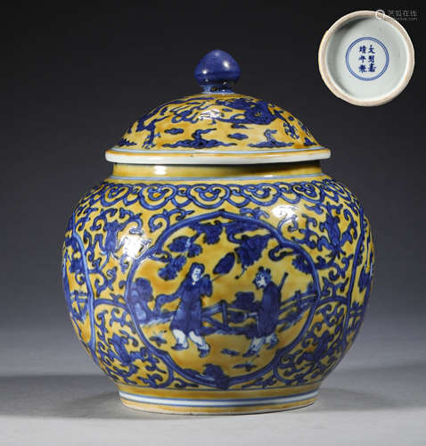 Chinese Ming Dynasty yellow bottom blue and white pot