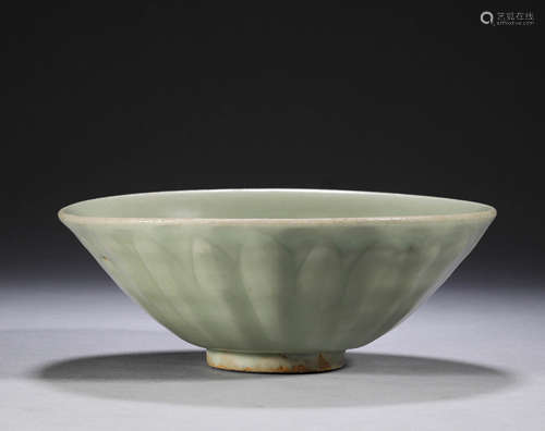 Plum green glazed lotus petal bowl in Longquan kiln in ancie...