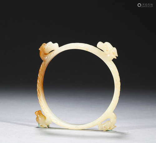 White jade armband of Hotan in Qing Dynasty