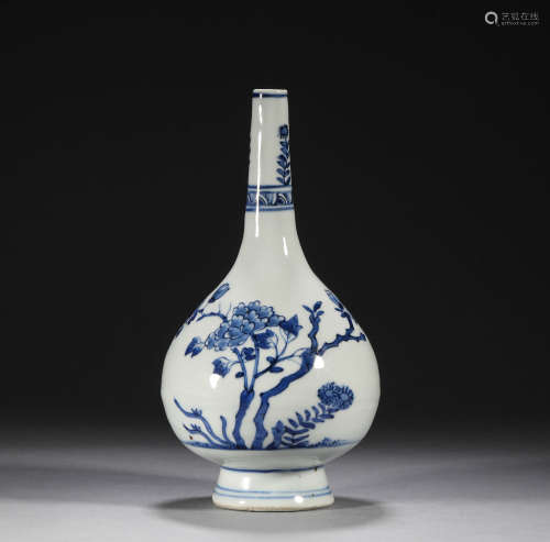 Chinese Qing Dynasty blue and white flower pattern long neck...