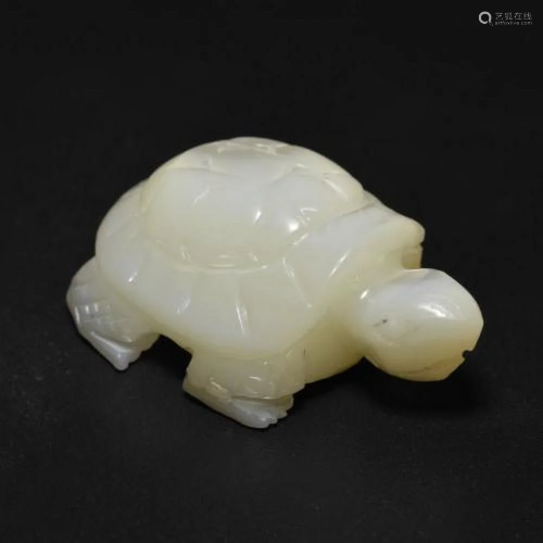 20ct Carved Mother of Pearl Turtle