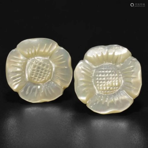 30ct Carved Mother of Pearl Flower