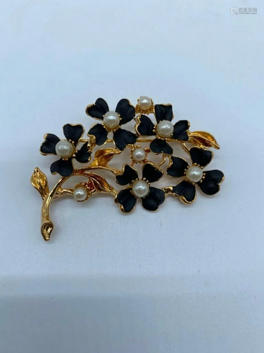 Classy Pearl and 18KTEP Yellow Gold Brooch