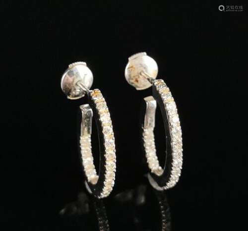 Paire de dormeuses en or blanc et diamants.L_1,9 cm.Poids br...