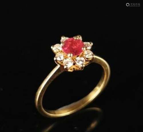 Bague fleur en or jaune ornée d'un rubis cerné de huit d...