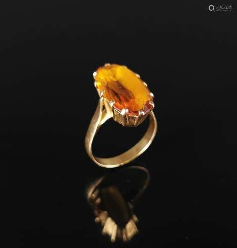 Bague en or jaune ornée d'une topaze brûlée de forme ova...