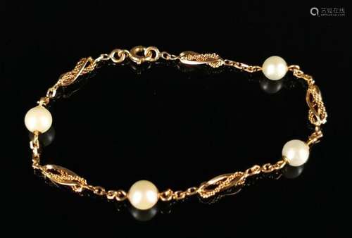 Bracelet en or jaune orné de quatre perles.L_ 18 cm.Diamètre...