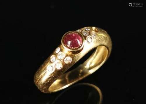 Bague jonc en or jaune ornée d'une pierre rouge en caboc...