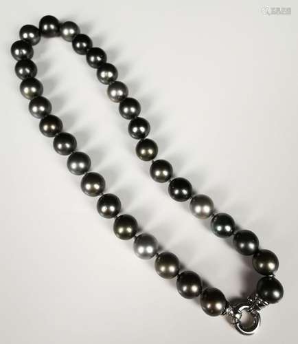 Collier en perle de Tahiti, le fermoir en or gris.L_ 42 cm.D...