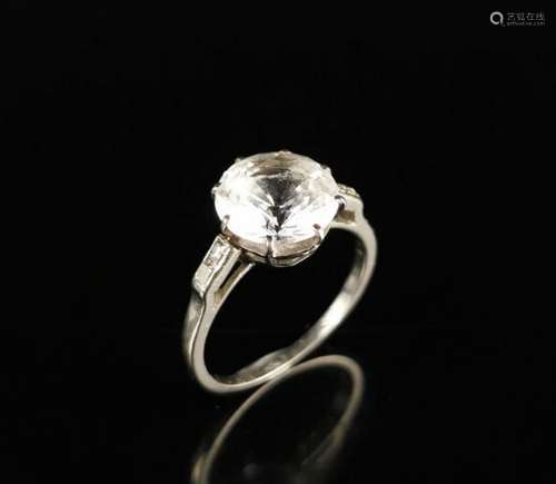 Bague en platine ornée d'une pierre blanche.Tour de doig...