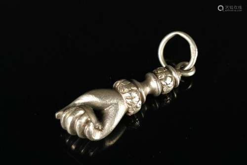 Pendentif en argent figurant une main enserrant un fruit.XIX...