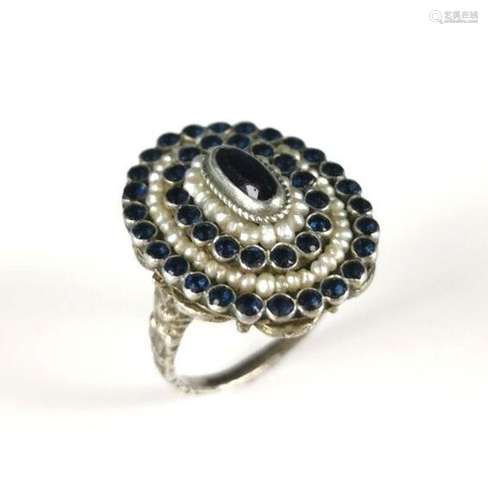 Bague en argent, pierres d'imitation et petites perles.T...