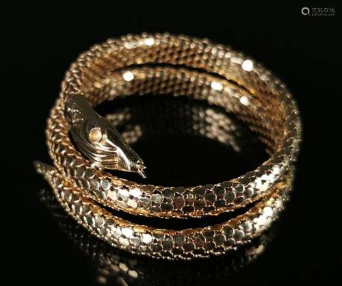 Bracelet en or jaune formant un serpent enroulé.D_ 5.5 cm.67...