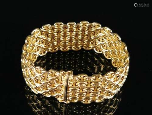 Bracelet  en or jaune à maille libre entrelacée.L_ 18 cm.53....