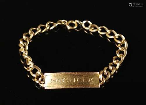 Bracelet gourmette en or jaune, orné d'une plaque rectan...