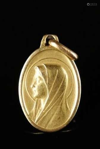 Pendentif ovale en or jaune, figurant la Vierge de profil.Gr...