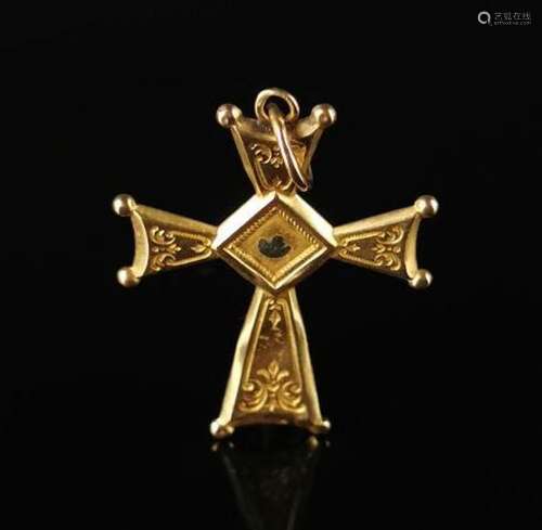 Pendentif croix en or jaune, gravée de feuillages stylisés.H...