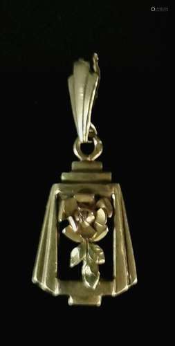 Pendentif en or jaune à décor de fleur.H_2,4 cm.0.58 grammes...