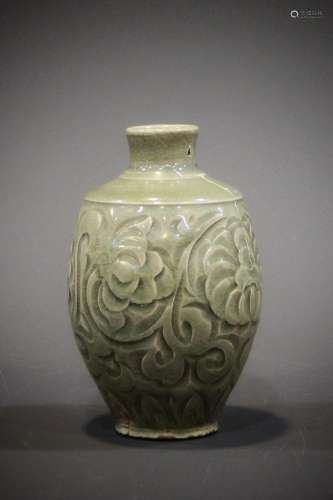 A vase from the 10th century to the 12th century in China