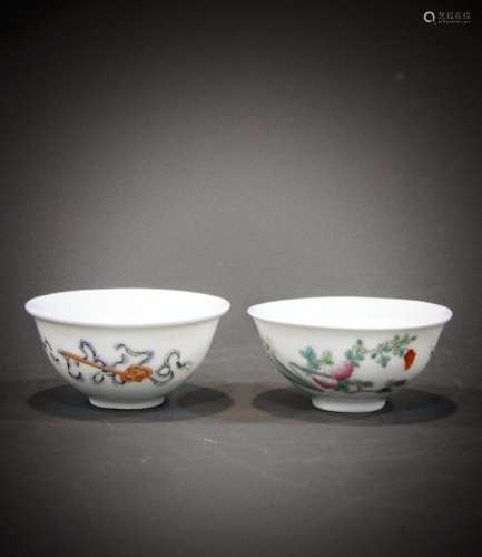 A pair of 18th century Chinese porcelain bowls