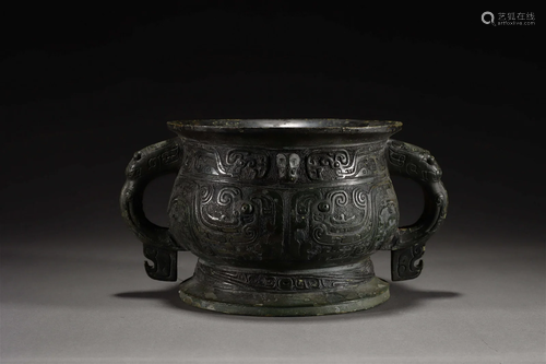 A Chinese Archaic Bronze Vessel Gui