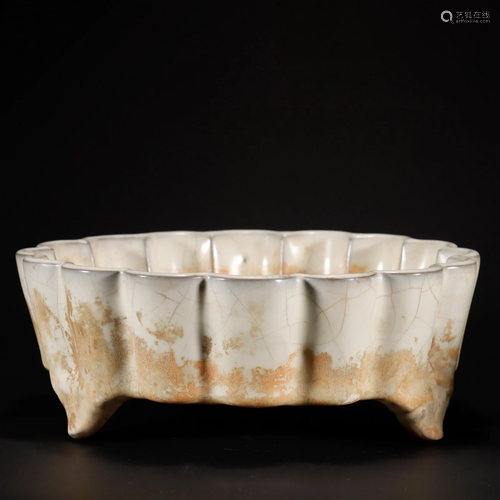 A Chinese Guan-ware Lobed Washer Song Dyn.