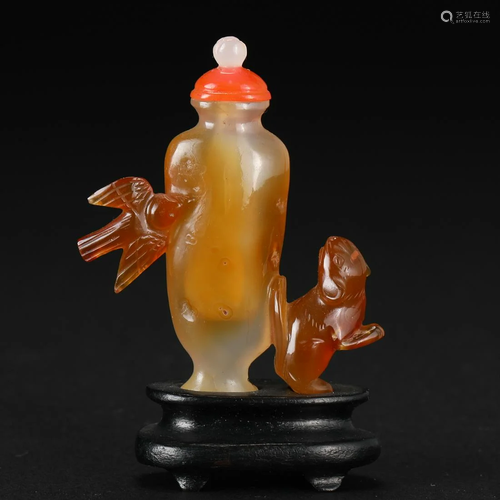 A Chinese Carved Agate Snuff Bottle Qing Dyn.