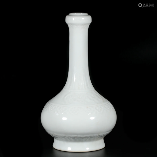 A Chinese White Glazed Vase Qing Dyn.