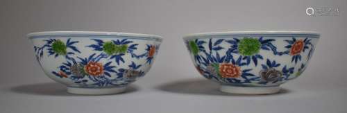 A Pair of 19th Century Chinese Porcelain Bowls decorated in ...