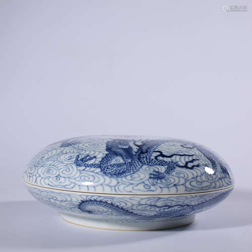 Qing - Qianlong blue and white lid box