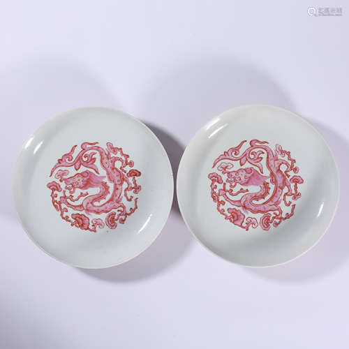 A pair of clear - red plates