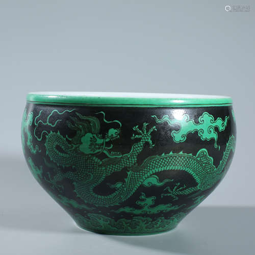 Qing - Qianlong green color pot with black background