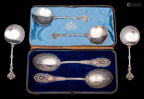 A pair of Victorian silver serving spoons, maker Goldsmiths ...