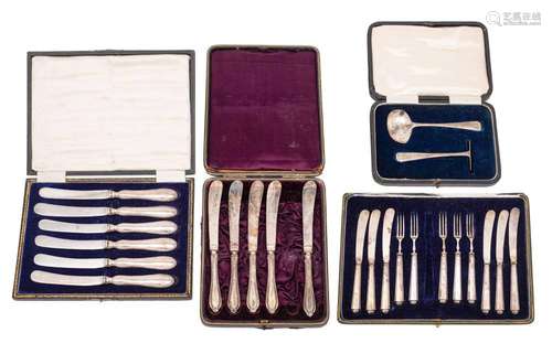 Two sets of silver handled butter knives: cased,