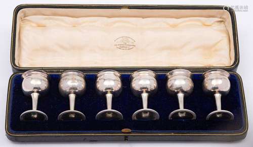 A set of six George V silver liquor tots, maker Goldsmiths &...